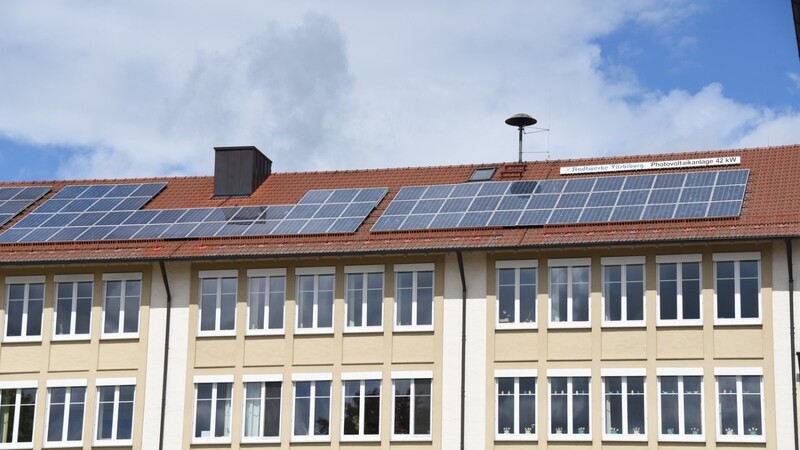 Ein Beispiel für regenerative Energieproduktion im Stadtgebiet und damit für Klimaschutz-Anstrengungen vor Ort: Photovoltaik auf dem Dach der Grundschule.