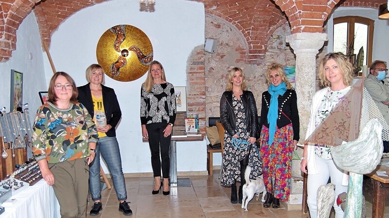 Sabine Eberl (rechts) freut sich, im Ramasuri Künstlerinnen nach langer Pause wieder die Möglichkeit zu geben, ihre Werke auszustellen (v. l.): Claudia Fischer, Marion Stadler, Lena Quail, Katalina Koss und Katalin Bereczky-Kossack.