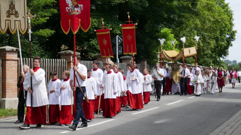 Die katholischen Christen feierten das Fronleichnamsfest und zogen mit der Prozession durch den Ort zu den eigens aufgebauten Altären.