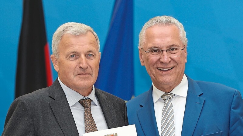 Innenminister Joachim Hermann hat die Kommunale Verdienstmedaille in Silber an Hans Weinzierl (l.) verliehen.