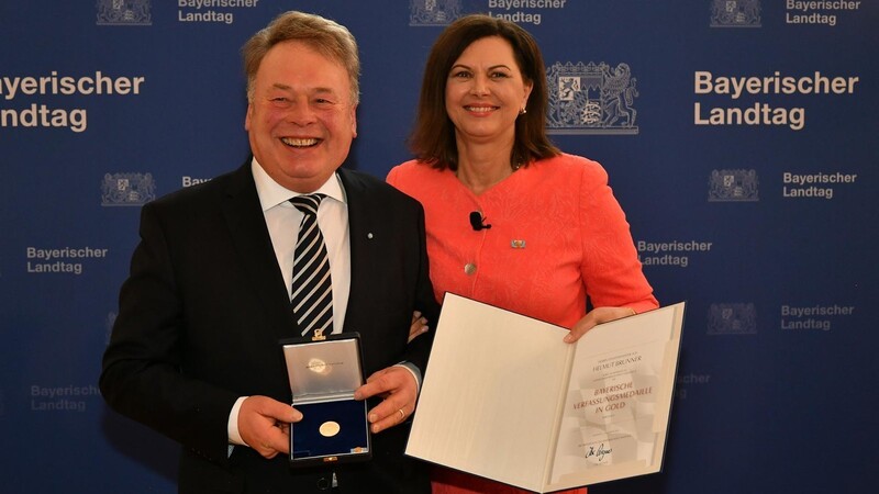 Helmut Brunner freute sich sichlich über Auszeichnung, überreicht durch Landtagspräsidentin Ilse Aigner.