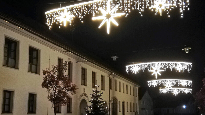 Im Gegensatz zu manch anderer Kommune leuchten auch heuer am Pfatterer Rathaus in der Weihnachtszeit die LED-Sterne.