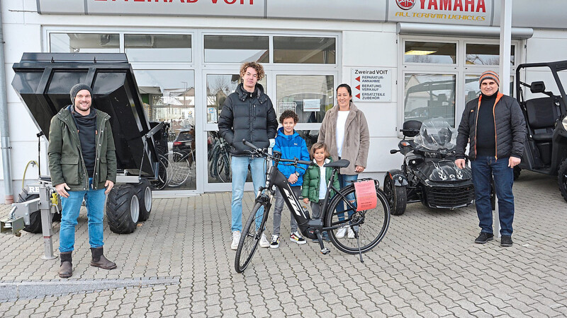 Übergabe des E-Bikes an die Familie Eder durch Markus Stanglmair (links) und Günther Voit (rechts).