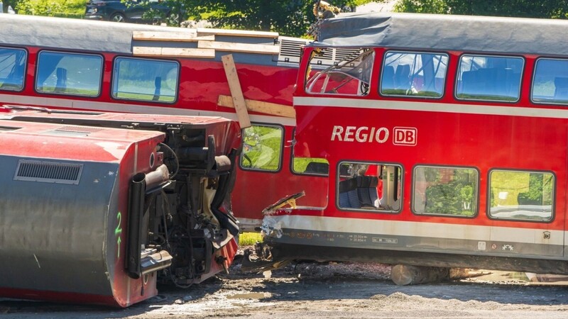 Mehrere Waggons des verunfallten Regionalzuges steht nahe an der Unfallstelle.