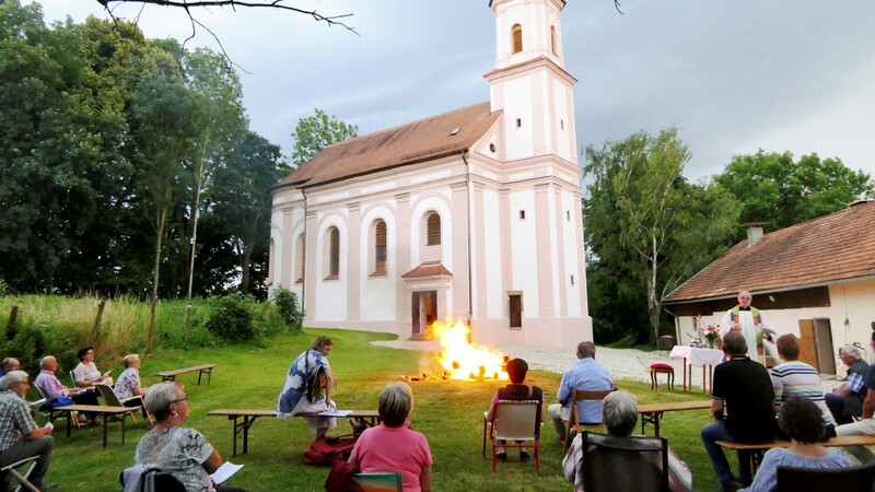 Das Johannisfeuer wurde vor der Öberauer Kirche entzündet und mit einer Andacht der Pfarrei St. Jakob gefeiert.