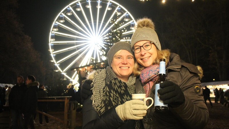 Die Gäste ließen sich Glühwein, Punsch und Bratwurstsemmeln schmecken, während die Kunsthandwerker ihre Waren feilboten.