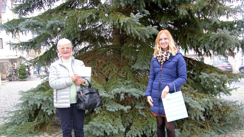 Trafen sich am Bogener Stadtplatz zur Rückgabe der verlorenen Geburtstagskarte mit Geldpräsent: "Oma Linde" und Finderin Tina Krammer.