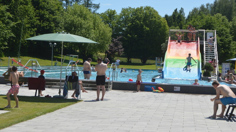 Insgesamt bot sich am Eröffnungstag angenehme Atmosphäre im Freibad bei sonnigem Wetter und herrlichen Wassertemperaturen.