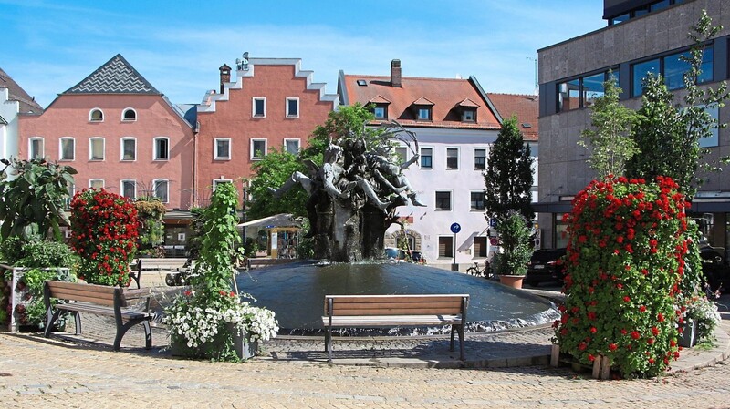 Umgeben von rot, weiß und grün ist der Brunnen am Chamer Marktplatz.