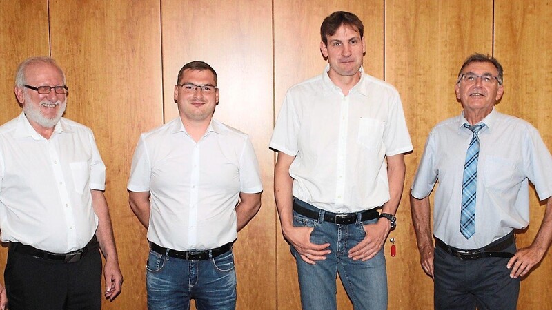 Der Obermeister der Metall-Innung Thomas Geißler, seine beiden Stellvertreter Sebastian Bräu und Thomas Gruber sowie Geschäftsführer Theo Pregler (von links) informierten die Mitglieder.