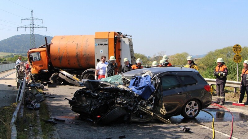 Auf der Staatsstraße ST 2132 hat sich zwischen Chamerau und Lederdorn ein schwerer Unfall ereignet.
