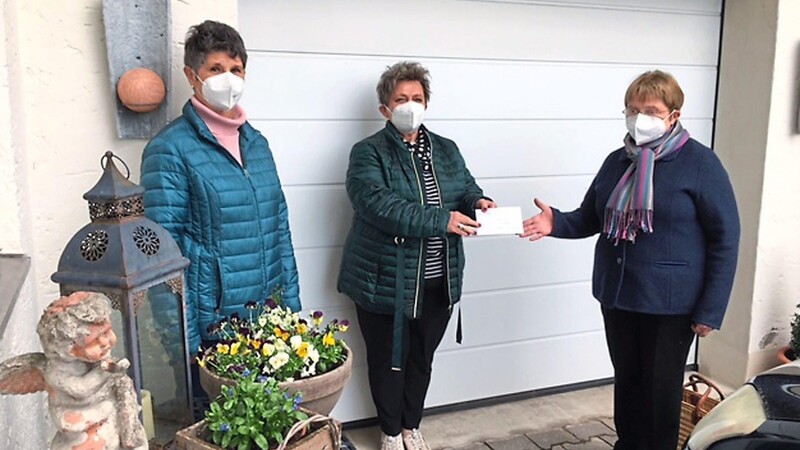 Anna Deml (re.) und Lisa Amberger (li.) überreichen an Brigitte Ertl eine Spende für die Palliativstation in Bad Kötzting.