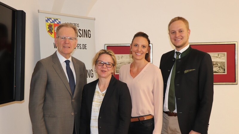 Landrat Josef Hauner (v. l.) mit Diana Flammann sowie Susanne Bauer (Gesundheitsregion plus) und Michael Mayr (Leiter Kommunales und Soziales).