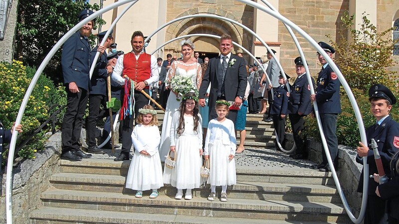 Ein langes Ehrenspalier erwartete das Brautpaar am Eingang der Kirche.