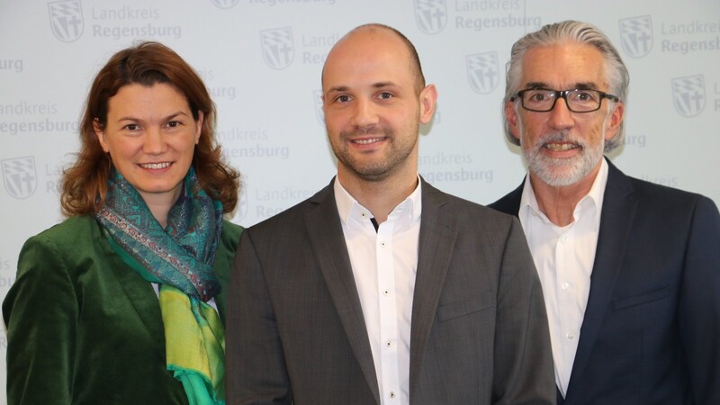 Der neue Leiter des Jobcenters im Landratsamt, Christian Meier (Mitte) mit Landrätin Tanja Schweiger und dem neuen Leiter der Arbeitsagentur Regensburg, Johann Beck.