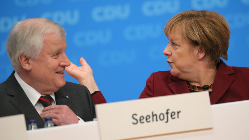 Begegnung auf Augenhöhe am Dienstag beim Bundesparteitag der CDU in Karlsruhe: Bayerns Ministerpräsident Horst Seehofer und Bundeskanzlerin Angela Merkel.