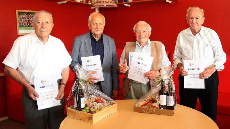 Für 70 Jahre geehrt: (v. l.) Hans Steringer, Helmut Rentz, Adam Marschall und Alfred Thomas.