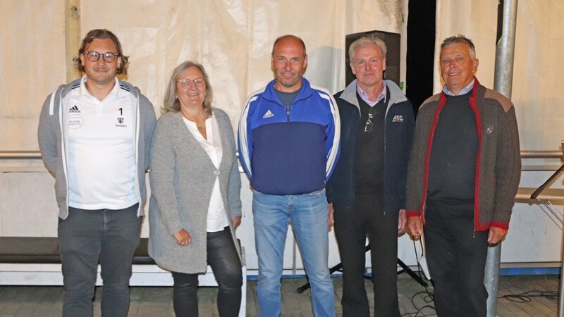 Die neugewählte Vorstandschaft des TSV Velden mit Michael Koch, Klaudia Höbel, Sepp Striegel, Peter Purainer und Reinhard Heller (mittleres Bild).