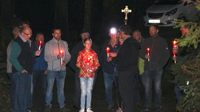 Im Schein der Kerzen pilgerten die Männer singend und betend zum Bergkircherl Maria Hilf.