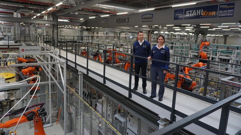 Britta Erdmann (r.), Leiterin Montage in Regensburg, und Dr. Sven Jochmann, Leiter Batterieproduktion in Regensburg und Dingolfing, im BMW-Werk 6.11 für E-Komponentenfertigung.