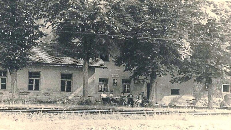 Das Wirtshaus in Gstadt bei der Bahnhaltelinie. Links der Saal.
