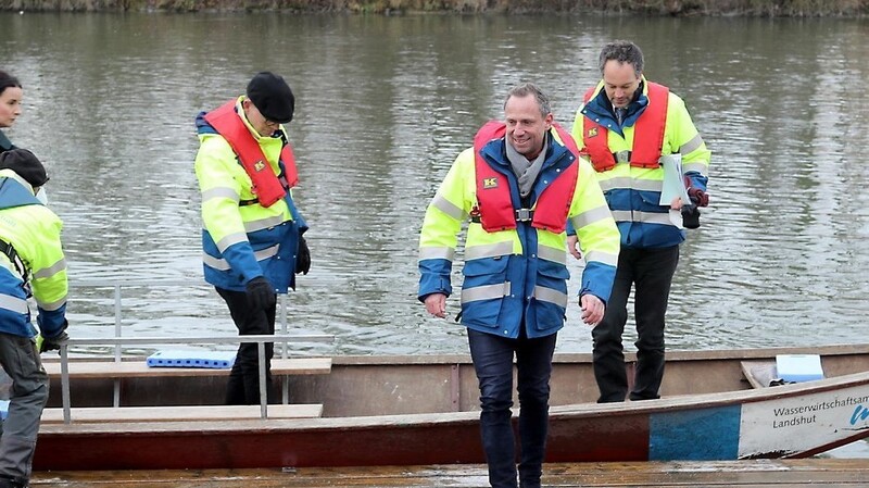 Bayerns Umweltminister Thorsten Glauber informierte sich bei einer Bootstour über die Situation an der Isar im Bereich Mitterwöhr