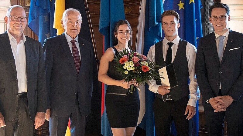Die beiden jungen Preisträger Katharina Grantner und Alexander Gigl mit dem Stifter Alt-OB Dieter Görlitz (2. v. l.), THD-Präsident Sperber (l.) und OB Moser (r.).