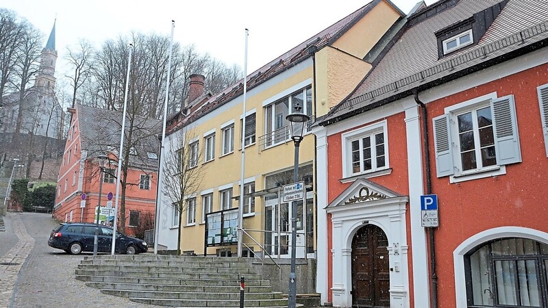 Die Stadtverwaltung im Mainburger Rathaus mit seinen verschiedenen Gebäuden am Christlberg (unser Bild) und Marktplatz benötigt mehr Platz.