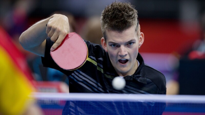 Tischtennis ist die große Leidenschaft des 23-jährigen Thomas Schmidberger. (Foto: Daniel Karmann/dpa)