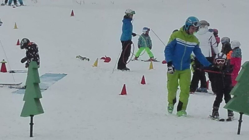 Der Skilift Eck-Riedelstein ist wieder geöffnet. Auf dem Skischulgelände und der kleinen Piste können auch Nachwuchsskifahrer ihre ersten Schwünge üben.