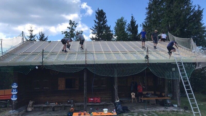 Mit vereinten Kräften haben die Bergwachtkameraden das Dach der Diensthütte auf der Arberebene erneuert.