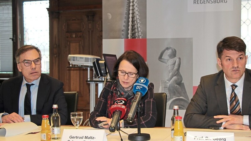Der Leiter der Stadtkämmerei, Maximilian Mittermaier (v. l.), Bürgermeisterin Gertrud Maltz-Schwarzfischer und Finanzreferent Professor Dr. Stephan Barfuß stellten die Jahresrechnung 2019 vor.