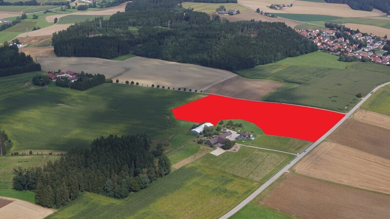 Die Solaranlage Karwill ist etwa auf der rot markierten Fläche geplant. Weiter links, Richtung Norden, befindet sich das Anwesen der Familie Seibold, wo inzwischen die "Vils-Residenz" errichtet wurde. Oben rechts ist Seyboldsdorf zu sehen. Das Bild entstand im August 2021.
