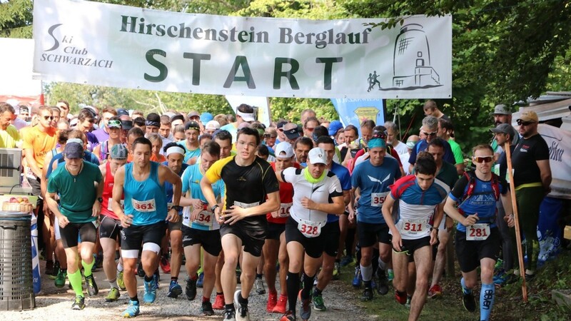 Der Startschuss zum Hirschenstein-Berglauf ist gefallen und konzentriert geht es für die Trailläufer auf die knapp 16 Kilometer lange Strecke.