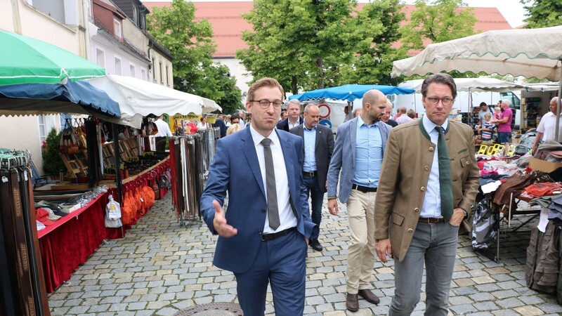 Verkehrsminister Scheuer (r.) bei der Ankunft in Schwarzach mit Bürgermeister Georg Edbauer jun.