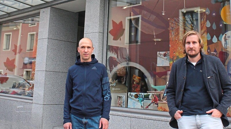 Arthur Pongratz (links) und Daniel Marchl vor dem Geschäft in Brunnendorf. Ab 1. Januar soll der Schriftzug des Sanitätshauses Marchl über den Schaufenstern stehen.
