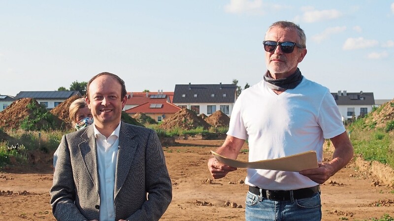 Dr. Ludwig Husty und Bürgermeister Christian Hirtreiter (links im Bild) bei den Ausführungen zu den Grabungen in Straßkirchen am Baugebiet Wasserwerk BA III.