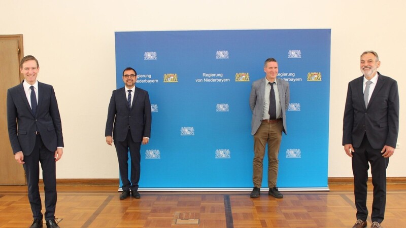 Staatssekretär Klaus Holetschek (2. v. l.) und Regierungspräsident Rainer Haselbeck (links) verabschieden Reinhard Piper (3. v. l) und begrüßen Gerhard Kriegereit (4. v. l.) im Amt.