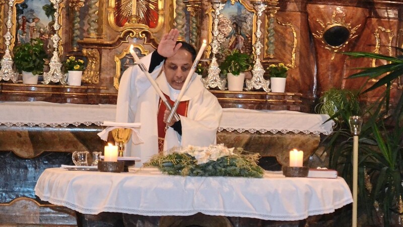 Der Pater sprach ein Segensgebet für die Kerzen, die während des Jahres in der Pfarrkirche verbraucht werden, und segnete die gekreuzten Kerzen.