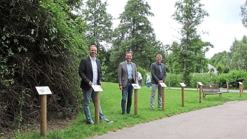 Andreas Stögmüller, Leiter der Landkreismusikschule Cham, Bürgermeister Markus Hofmann und Musiklehrer Siegi Mühlbauer stellen den Musikinstrumentenweg im Kurpark vor.