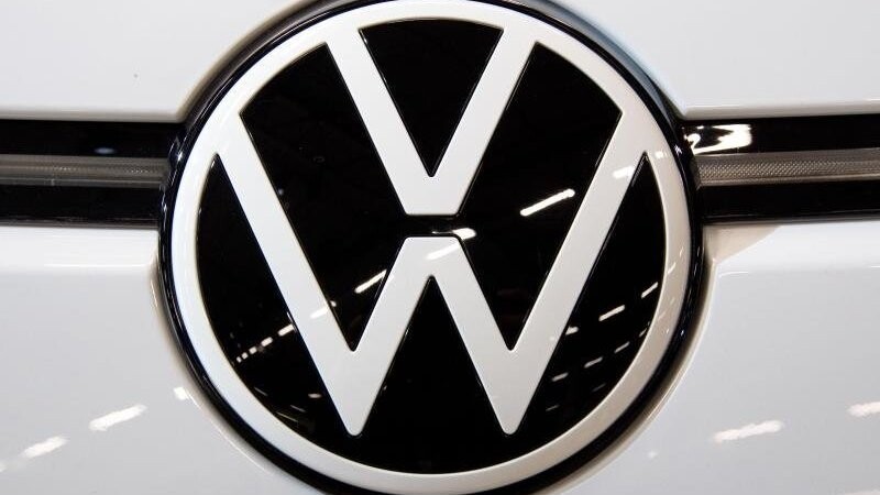 Das neue VW-Logo auf dem Elektroauto ID.3.