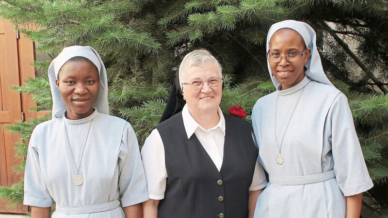 Ursulinen-Oberin Schwester Judith Reis ist wie ihre Mitschwestern dankbar für die Arbeit von Schwester Franziska (l.) und Schwester Maria Goretti von den Sisters of Immaculate Heart of Mary Reparatrix aus Uganda.