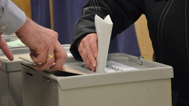 Angesichts des übergroßen Wahlzettels für die anstehende Kreistagswahl wurden in der Verwaltungsgemeinschaft besonders geräumige Wahlkabinen organisiert.