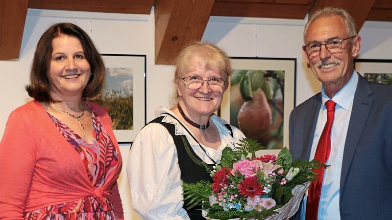 Mit viel Lob und Blumen wurde Hildegard Stolle von Laudatorin Maria Scharlach (l.) und Bürgermeister Georg Krojer (r.) geehrt.