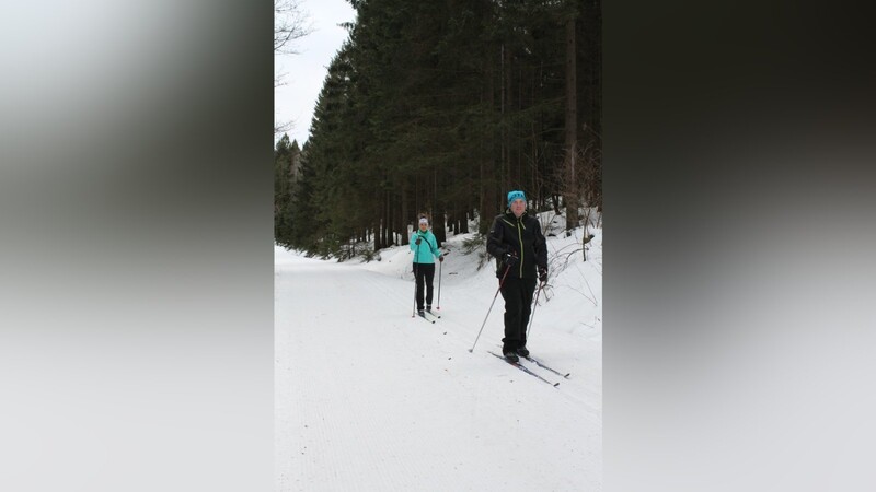 Mit Andreas Fischl ist Petra Roßberger jede Woche draußen unterwegs - hier beim Langlaufen in Hudlach.