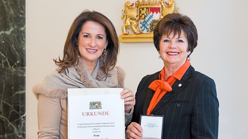 Barbara Stanglmair (rechts) wurde von Landwirtschaftsministerin Michaela Kaniber mit der Staatsmedaille in Silber geehrt.