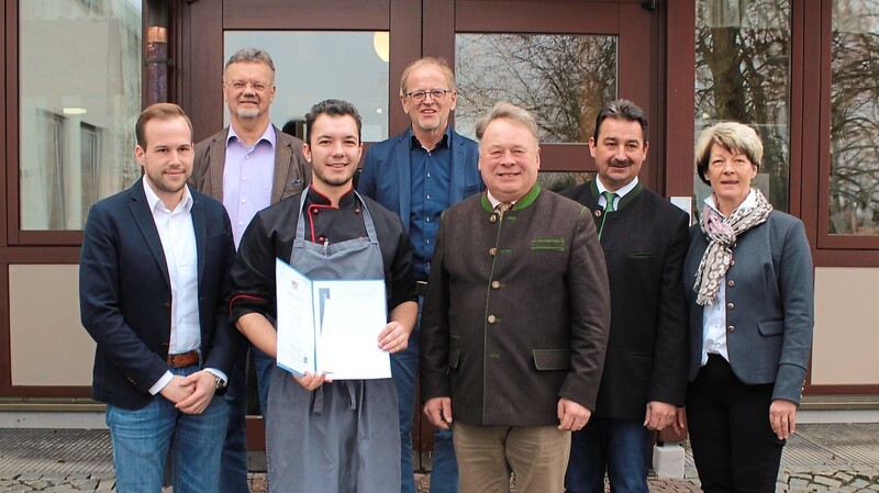 Einen Staatspreis für die Note 1,0 erhielt Johannes Hofbauer (vo.2.v.li.), der seine Ausbildung im Hotel Buchners in Niederwinkling absolviert.