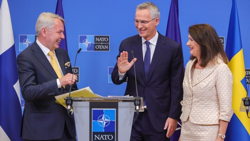 Der finnische Außenminister Pekka Haavisto (l-r), Nato-Generalsekretär Jens Stoltenberg und die schwedische Außenministerin Ann Linde in Brüssel.