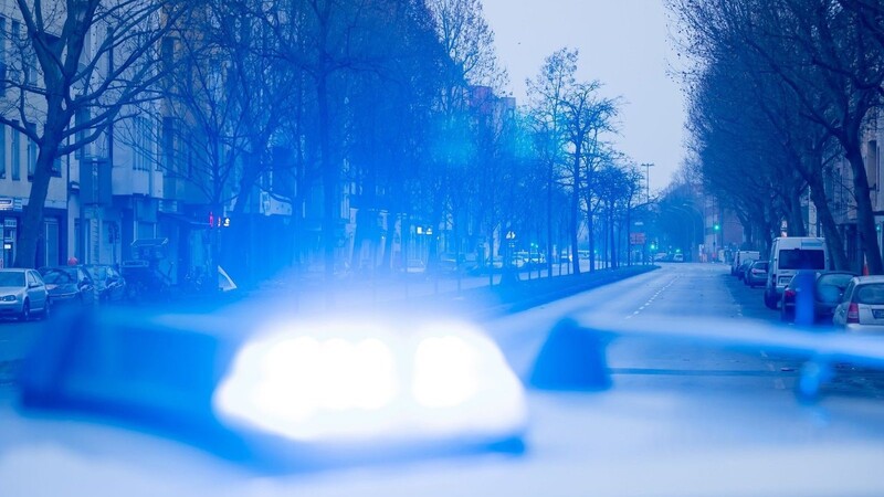 Nach einem Familienstreit verletzte ein 31-Jähriger aus Geisenhausen drei Beamte der Polizei Vilsbiburg. (Symbolbild)