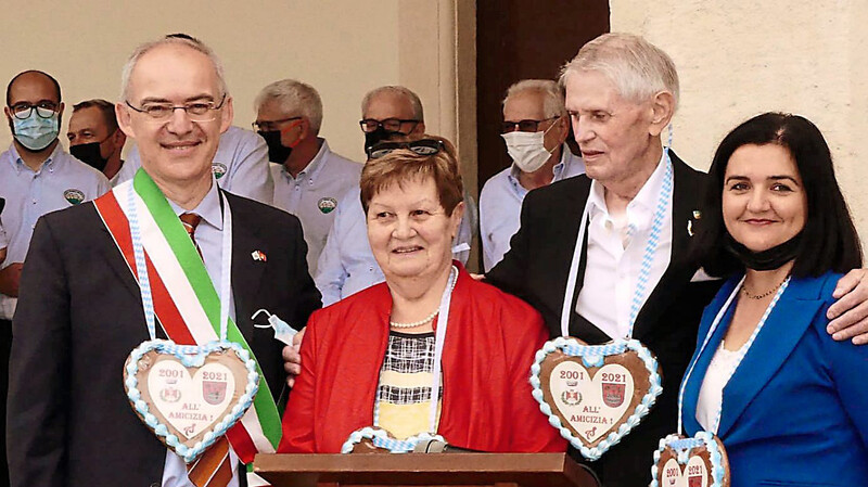 Der jetzige Bürgermeister von Illasi, Paolo Tertulli, das Ehepaar Mertlbauer und Emanuela Ruffo, die zweite Bürgermeisterin von Illasi, im Hintergrund der Chor Piccole Dolomiti, der für das Ehepaar Mertlbauer ein Lied sang.